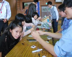 音が聞こえるのを確かめる児童
