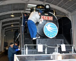 Ｃ58の車体を磨く会員たち