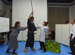 市民と従業員による芝居の稽古