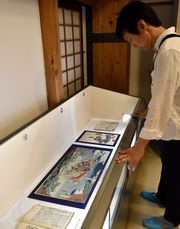 湖水渡りの武者絵などをじっくりと見る来館者
