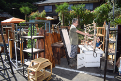 掃除をする店長
