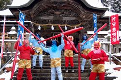 張り切る鬼たち（大原神社で）