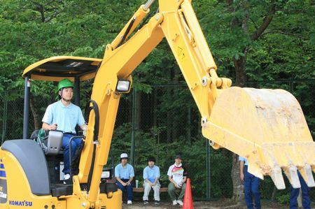 両丹日日新聞 高校生がショベルカーの操作学ぶ 夏休み利用して学校で掘削体験 ニュース