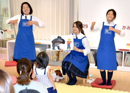 両丹日日新聞 高校生が子どもたちを笑顔に 豪州の留学生も参加し絵本読み聞かせ ニュース