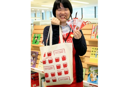 読書週間を機に図書館利用して　職員手作りしおりなどプレゼント