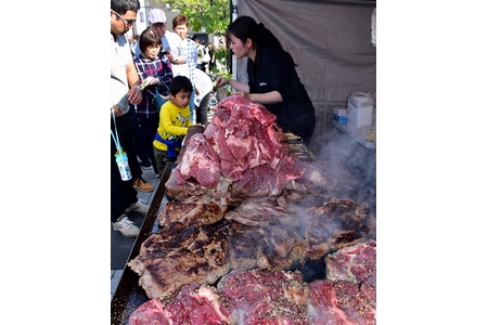 早く食べたい！　駅前満たした肉焼く匂い－福知山まちなかフェス