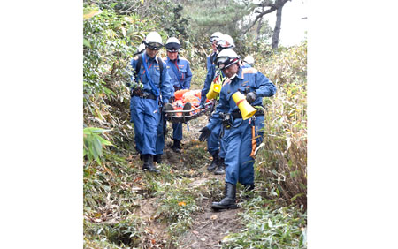 ドローン使った山岳訓練　空と地上から遭難者捜索