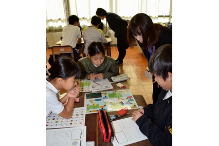 すごろくで学習、お小遣いの使い方　府消費生活相談員迎え金谷小