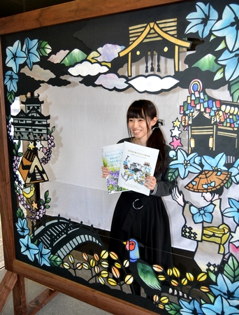 両丹日日新聞 福知山の魅力を切り絵で表現した撮影ボード 撮影用ライト備え ニュース