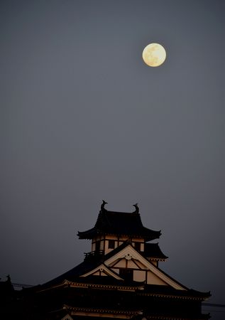 両丹日日新聞 お城の上に大きなお月さん スーパームーンくっきり ニュース