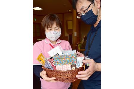 デイセンター利用のお年寄りたちがマスク作り　不足分補い生きがいにも