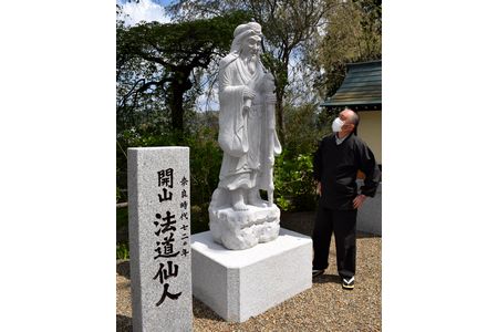 開創1300年記念に法道仙人の石像建立　関西花の寺一番札所観音寺