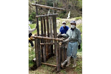 イノシシ被害に困り果て　夜久野で住民らが捕獲用に竹檻作る