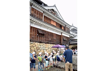 教材は福知山城　光秀時代に思いはせて惇明小学校が見学