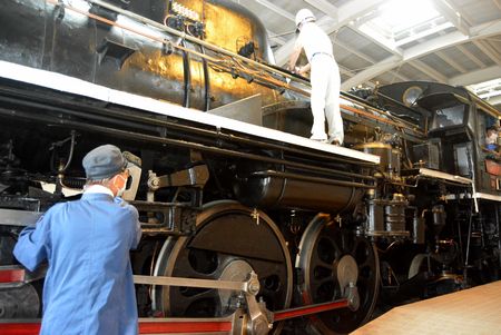 両丹日日新聞 ｃ58形蒸気機関車 コロナで7カ月ぶりのピカピカ 福知山保存会が清掃 ニュース