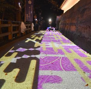 光秀の福知山城を光の海に浮かべ　登城坂は光の川に