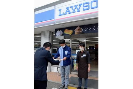 高齢男性が電話しながら電子マネー　架空請求詐欺防ぎローソン三和町店に感謝状