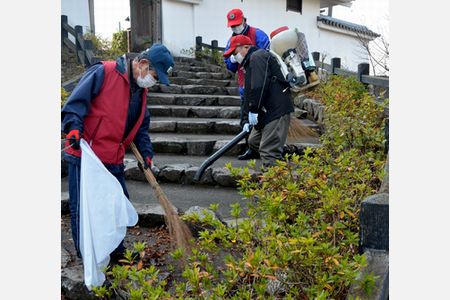 福知山城で観光客の視界妨げないよう清掃奉仕　ガイドの会