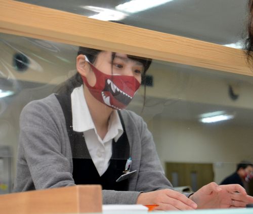 両丹日日新聞 節分の窓口で鬼の牙キラリ 鬼伝説のまちで市や金融機関職員らが特製マスク ニュース