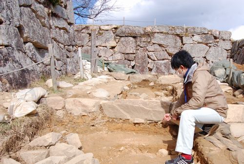 竹田城跡の発掘調査　石段の下から瓦が出て来た