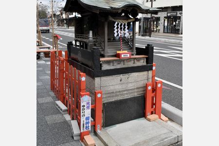 光秀を祭る御霊神社が元あった場所に鎮座する榎神社　大河を機に住民が玉垣を手作り