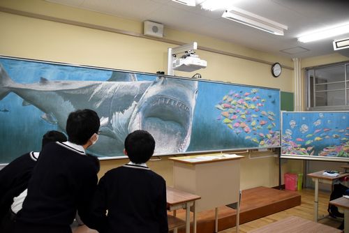 教室に巨大サメ現る　高校美術部員が附属中の教室で黒板ジャック