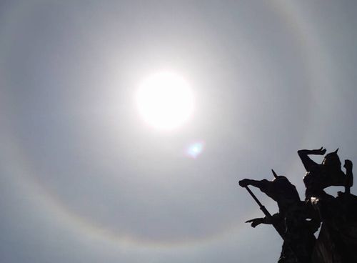 鬼の里に日暈　太陽囲む虹色の輪