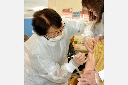 新型コロナのワクチン、高齢者40施設で接種始まる