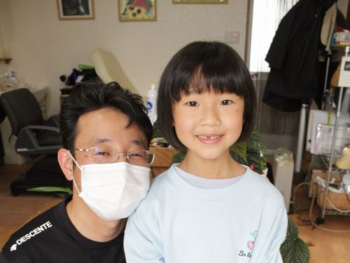 父の姿見て「自分も誰かの役に」　修斉小2年の松田さん、伸ばした髪贈る