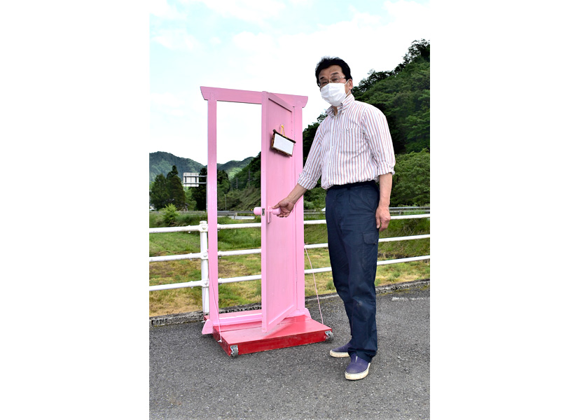 扉の向こうはどんな世界？　手作り「どこでもドア」が人気