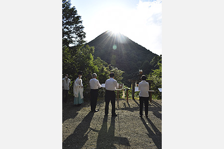 御神体山に沈む夏至の太陽仰ぎ夏越の神事　元伊勢内宮