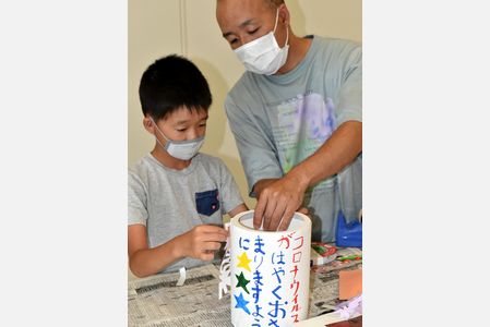 パラ五輪聖火フェスで使う灯篭作るワークショップ　親子連れらが願い込め