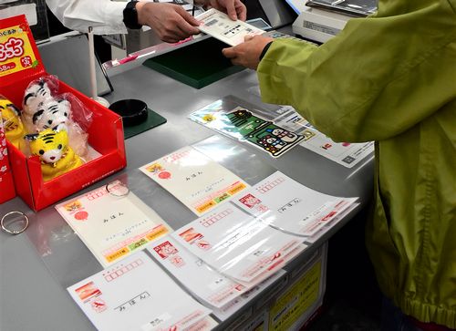 環境に配慮した年賀ハガキで「おめでとう」　郵便局で販売始まる