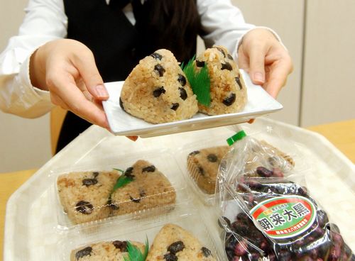 栗のような風味の黒豆枝豆「ひかり姫」でおにぎり　朝来の道の駅