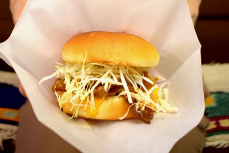 テイクアウトで人気「鬼喰うバーガー」　豚肉や煮卵など使い、大江山グリーンロッジ