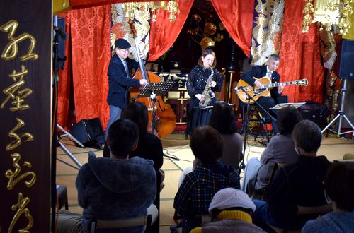 お寺に響く「ホワイトクリスマス」　常光寺本堂でジャズライブ