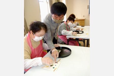 京都府緑化センターで漆の絵付け　伝統文化を体験