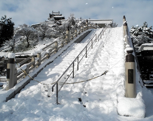 三が日の福知山城など公共施設は大雪影響で人出減少