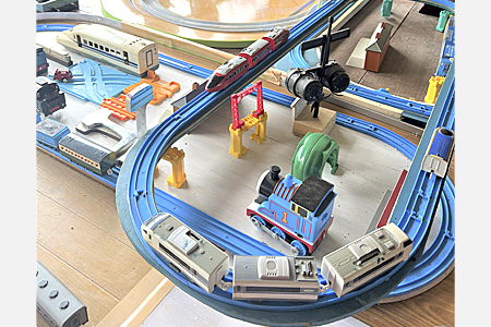 元ＪＲ社員が製作　Ｎゲージやプラレールで自由に遊べる私設鉄道広場