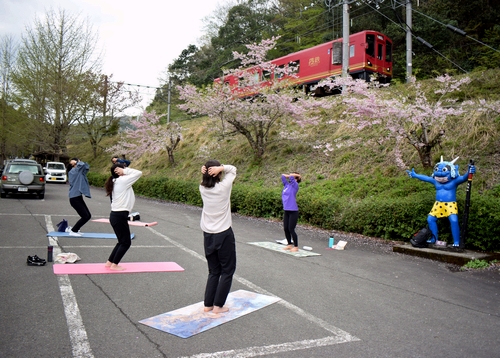 山の駅に隣接の駐車場でヨガ　春の風を感じながら体動かす