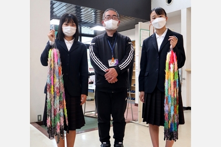 住民が折った千羽鶴　修学旅行で広島訪ねる桃映中3年生に託す