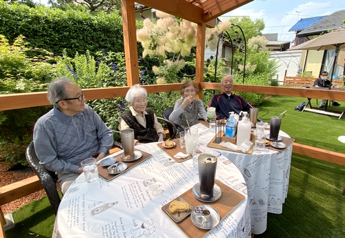 地元のカフェと福祉施設を町内会が結ぶ　城山で「年金デー」の試み