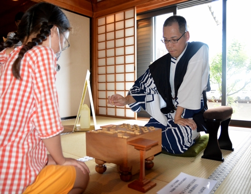 プロ棋士島本五段が福知山城を訪問　来城者と一指し