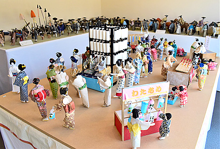 昭和時代の福知山踊りの光景を和紙人形で再現　夏の企画展で100点以上を展示