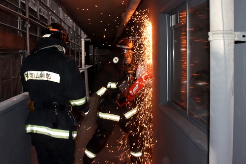 現物のドアを切ったり床壁に穴を空けたり　解体中のアパート使って消防が訓練