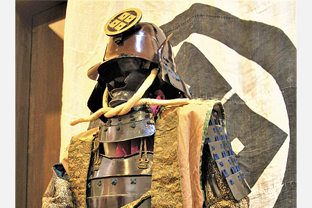 漆で鎧や兜がよみがえる―江戸時代の武具を展示　甲冑着付け体験も　やくの木と漆の館