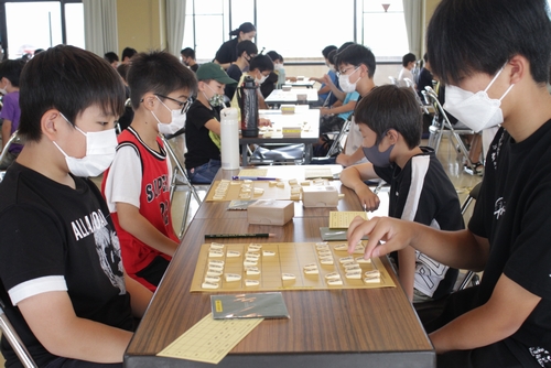 「こども竜王」の座かけ熱戦　藤井竜王の防衛戦前に福知山将棋大会