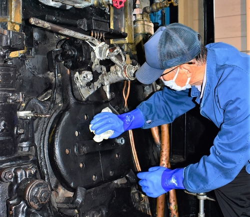 ＳＬ運転していた鉄道ＯＢたちがＣ58磨く