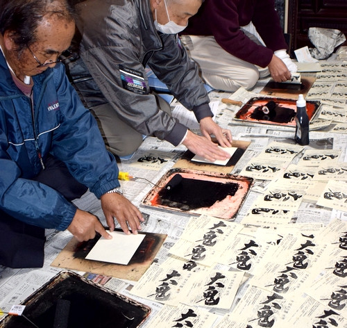 「今年の大鬼もおいしいぞ」　地酒を造る会がラベル刷り
