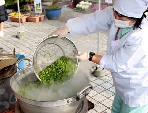 熱々七草がゆ　植物園が来園者に振る舞う